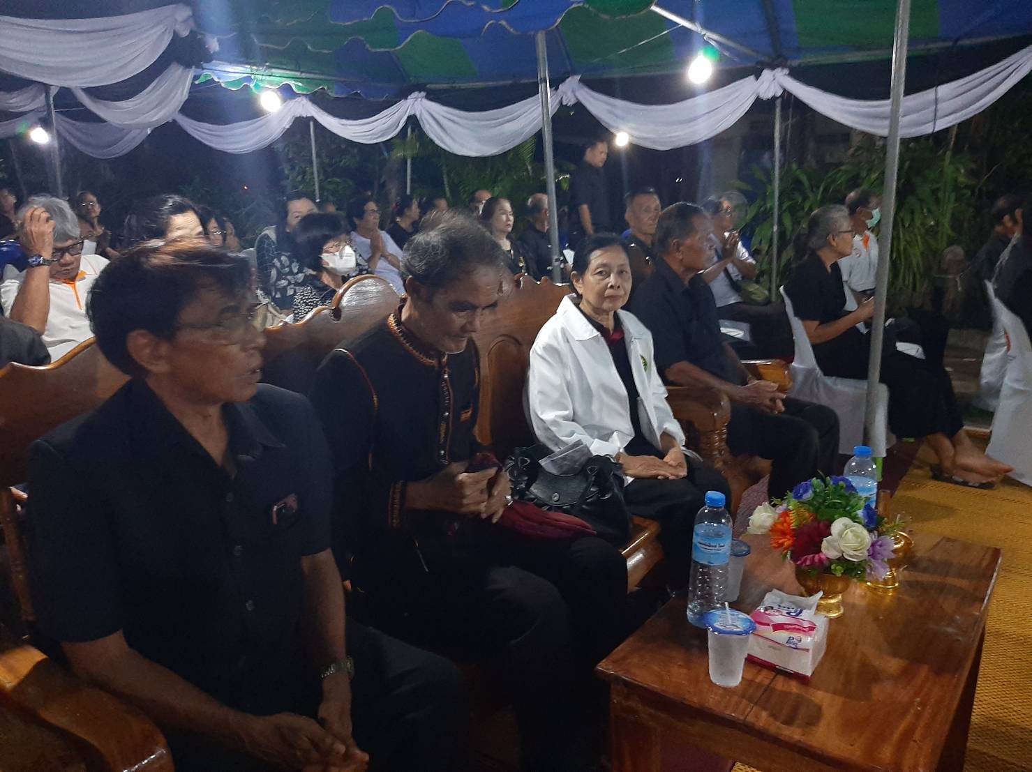 นายพิเชฐ โมรา อุปนายกสมาคม และคณะกรรมการ ฌค.ศกได้นำพวงหรีดไปเคารพศพ ผอ.บัณฑิต ศักดิ์เทวิน ที่บ้านหนองไผ่ ต.บ่อแก้วอ.วังหิน จ.ศรีสะเกษ