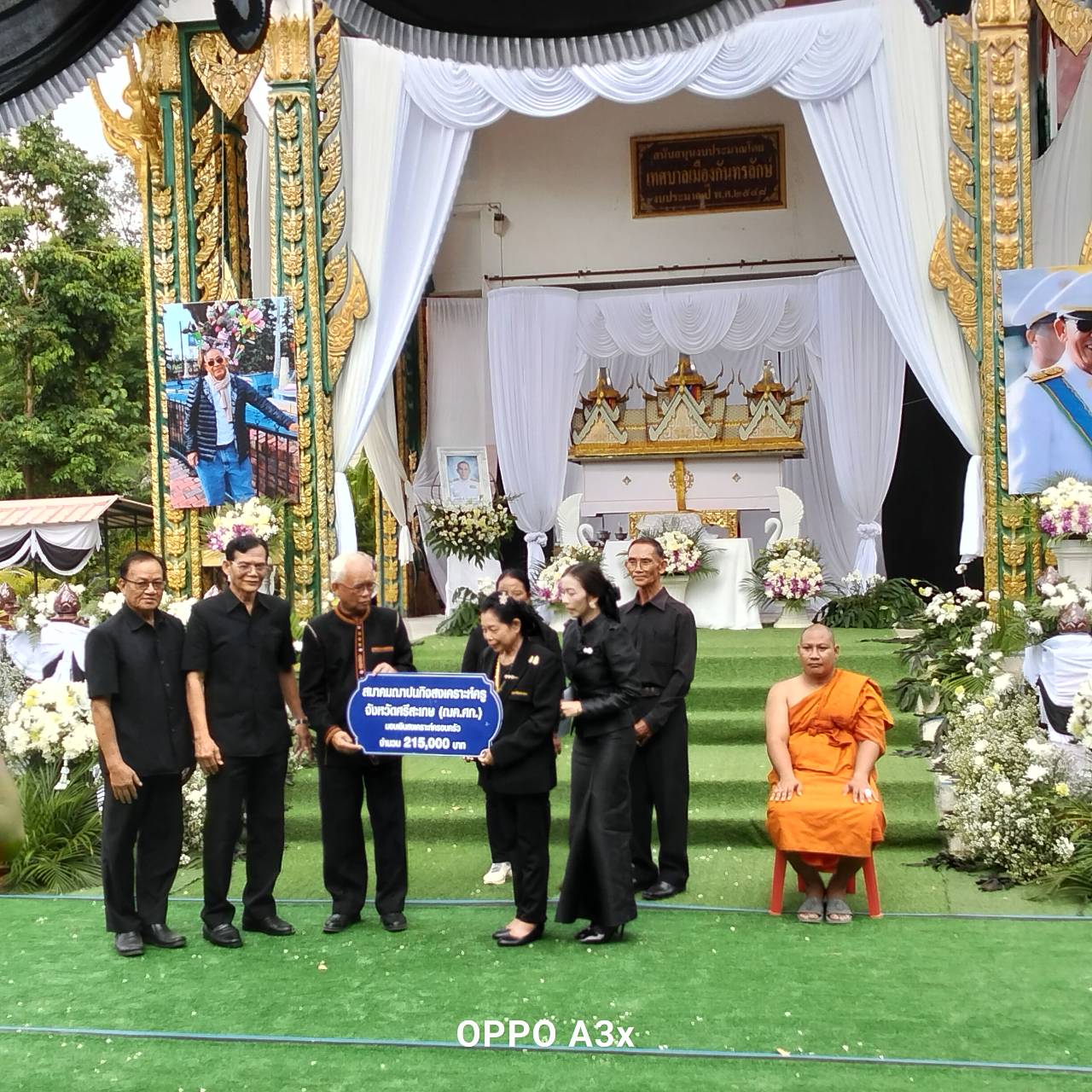 นายณิคม ศรีสุข เลขานุการสมาคมฌาปนกิจสงเคราะห์ครูจังหวัดศรีสะเกษพร้อมด้วยท่านคณะกรรมการมอบเงิน สงเคราะห์ครอบครัวให้กับทายาทนายศักดิ์ ร้านจันทร์