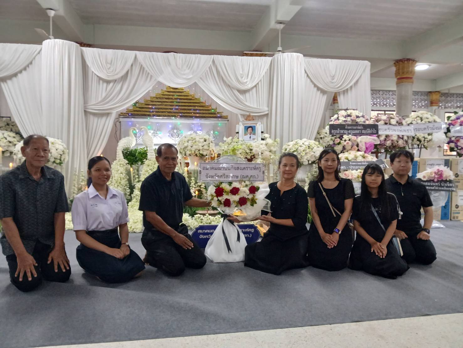 วันที่ 26 สิงหาคม 2569 นายอำนาจ สว่างภพ อุปนายกสมาคมฌาปนกิจสงเคราะห์ครูจังหวัดศรีสะเกษ สมาคมฯ เป็นผู้แทนสมาคมฯ เดินทางไปวางหรีด และร่วมฟังพระสวดพระอภิธรรม ในการบำเห็ญกุศลให้แก่ นางประสงค์ พงษ์เพชร